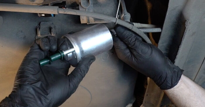 Skoda Roomster Praktik 1.4 TDI 2013 Kraftstofffilter wechseln: wie schwer ist es, selbst zu reparieren - Downloaden Sie sich illustrierte Anleitungen