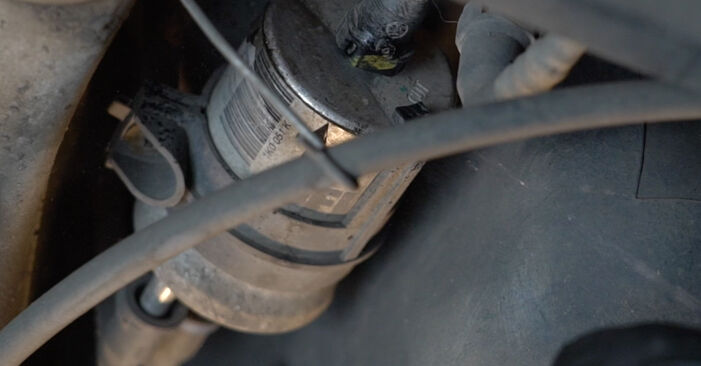 Cómo reemplazar Filtro de Combustible en un SEAT Toledo IV Hatchback (KG3) 1.6 TDI 2013 - manuales paso a paso y guías en video