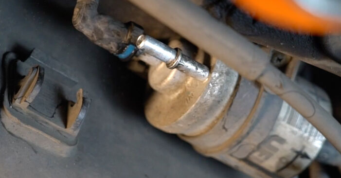 Seat Toledo 4 1.6 (CFNA) 2014 Kraftstofffilter wechseln: Kostenfreie Reparaturwegleitungen