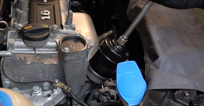 Wie lange benötigt das Auswechseln der Teile: Ölfilter beim VW POLO VIVO Hatchback 2010 - Detailliertes PDF-Tutorial