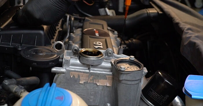 Hoe Oliefilter VW POLO VIVO Hatchback 2014 vervangen - advies en uitleg