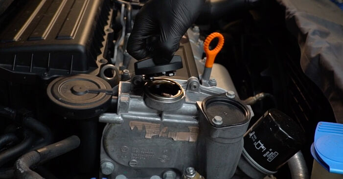Wie man Ölfilter beim VW POLO VIVO Hatchback 2010 wechselt - Gratis PDF- und Video-Tutorials