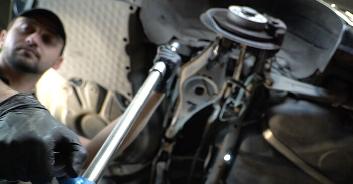 Come cambiare Molle ammortizzatori posteriori e anteriori su VW Golf VI Cabrio (517) 2011 - suggerimenti e consigli
