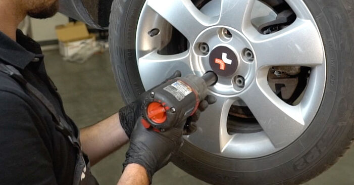 VW BEETLE Spyruoklės keitimas: nemokamos remonto instrukcijos