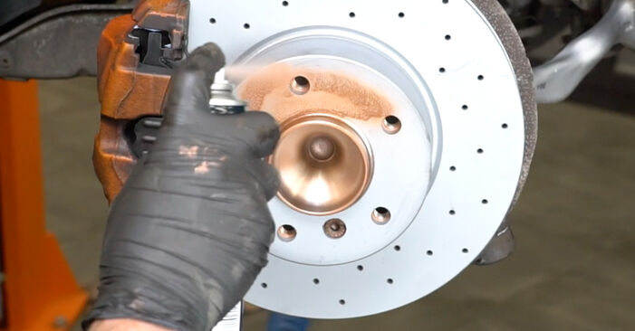 Wie man Bremsbeläge am BMW X1 (E84) 2014 wechselt – Laden Sie sich PDF-Wegleitungen und Videoanweisungen herunter