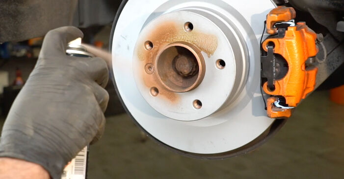 BMW E88 118 i 2010 Bremsscheiben wechseln: Kostenfreie Reparaturwegleitungen