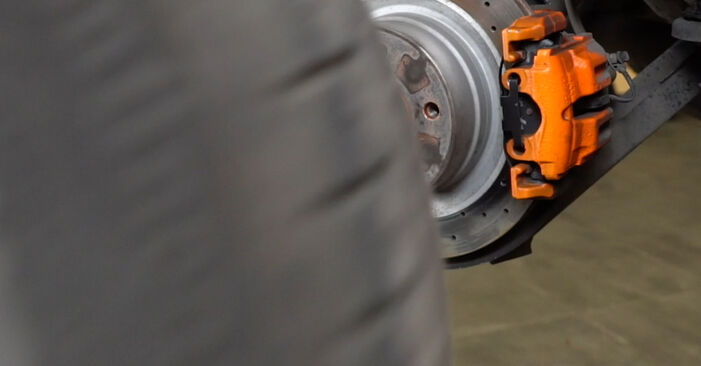 Wie man Bremsscheiben beim BMW 1 Cabrio (E88) 2013 auswechselt – Downloaden Sie sich PDF-Tutorials und Videoanleitungen herunter
