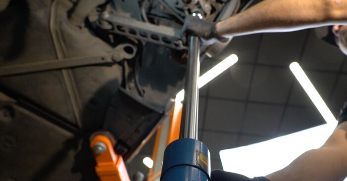 Wie schmierig ist es, selber zu reparieren: Domlager beim BMW E93 320d 2.0 2012 wechseln – Downloaden Sie sich Bildanleitungen
