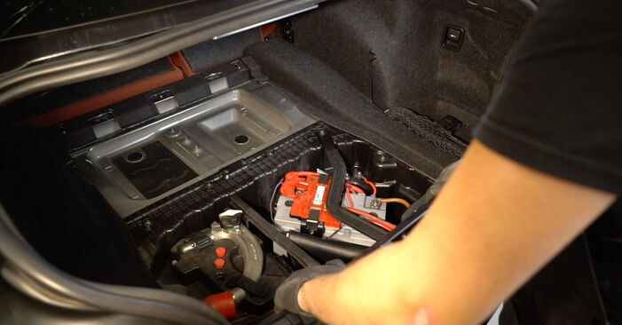 Come rimuovere BMW 1 SERIES 125 i 2012 Supporto Ammortizzatore - istruzioni online facili da seguire