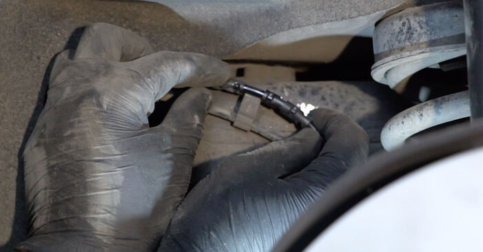 Reemplace Sensor de Desgaste de Pastillas de Frenos en un BMW E81 2010 118d 2.0 usted mismo