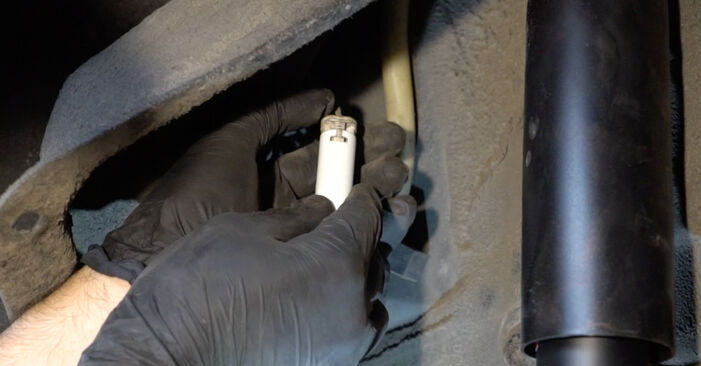 Mudar Sensor de Desgaste Pastilha de Travão no BMW E92 2013 não será um problema se você seguir este guia ilustrado passo a passo