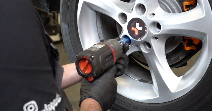 Cómo reemplazar Sensor de Desgaste de Pastillas de Frenos en un BMW 3 Touring (E91) 320 d 2005 - manuales paso a paso y guías en video