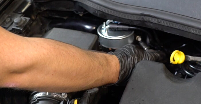 Trinn-for-trinn anbefalinger for hvordan du kan bytte Corsa D 2010 1.6 VXR (L08) Drivstoffilter selv