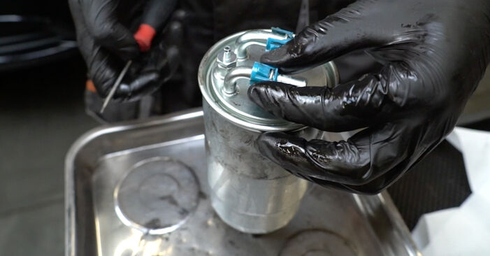 Wie schmierig ist es, selber zu reparieren: Kraftstofffilter beim Corsa D 1.7 CDTI (L08) 2012 wechseln – Downloaden Sie sich Bildanleitungen