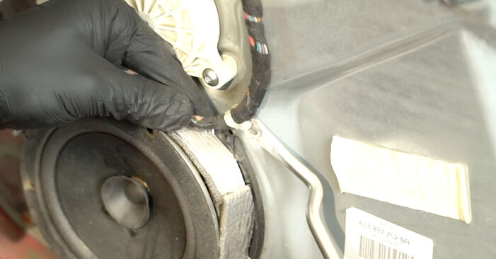 Wie kompliziert ist es, selbst zu reparieren: Türschloss am VW New Beetle Cabrio 1.6 2008 ersetzen – Laden Sie sich illustrierte Wegleitungen herunter