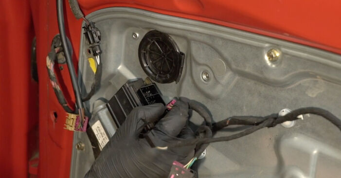 Ako vymeniť Zámky vonkajšie na VW New Beetle Cabrio (1Y7) 2007: stiahnite si PDF návody a video inštrukcie.