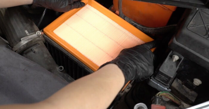 Wie schmierig ist es, selber zu reparieren: Luftfilter beim Peugeot 5008 mk1 1.6 THP 150 2015 wechseln – Downloaden Sie sich Bildanleitungen