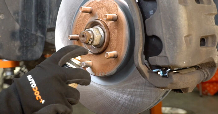 Wie schmierig ist es, selber zu reparieren: Bremsscheiben beim Nissan Juke f15 1.6 DIG-T NISMO 2016 wechseln – Downloaden Sie sich Bildanleitungen