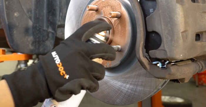 Wie man Bremsbeläge am Nissan Juke f15 2010 ersetzt - Kostenfreie PDF- und Videotipps