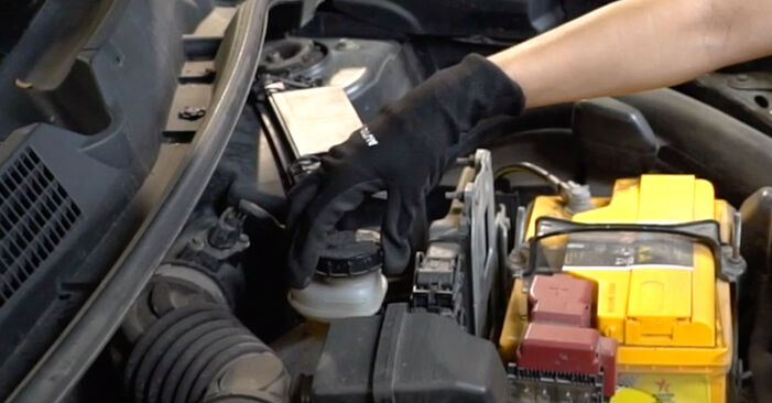 Nissan Juke f15 1.6 DIG-T NISMO 2016 Bremsbeläge wechseln: wie schwer ist es, selbst zu reparieren - Downloaden Sie sich illustrierte Anleitungen
