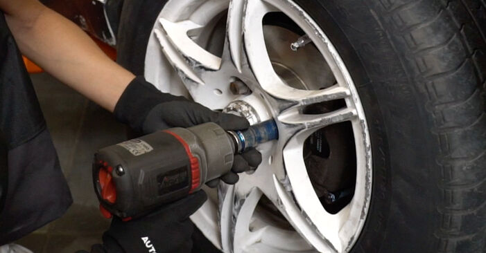 Wie schmierig ist es, selber zu reparieren: Bremsbeläge beim VW Passat B4 35i 1.6 1994 wechseln – Downloaden Sie sich Bildanleitungen
