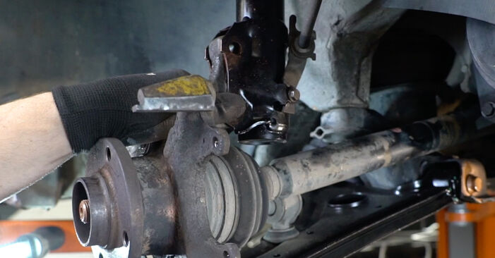 Wie kompliziert ist es, selbst zu reparieren: Radlager am VW Passat B4 35i 1.6 1994 ersetzen – Laden Sie sich illustrierte Wegleitungen herunter