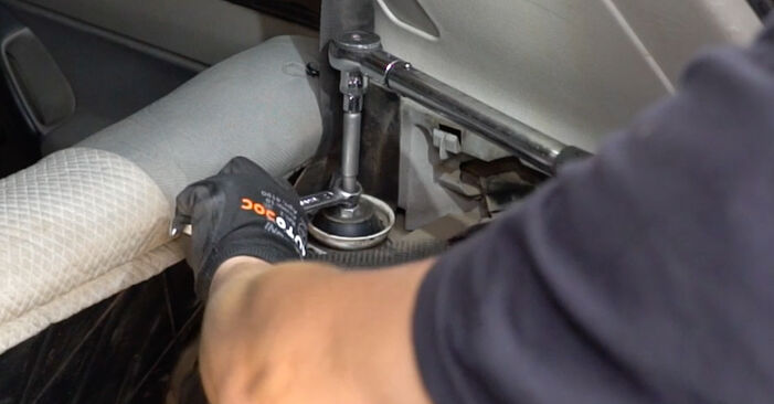 Смяна на Seat Cordoba 6K1 1.4 i 1995 Тампон Макферсон: безплатни наръчници за ремонт