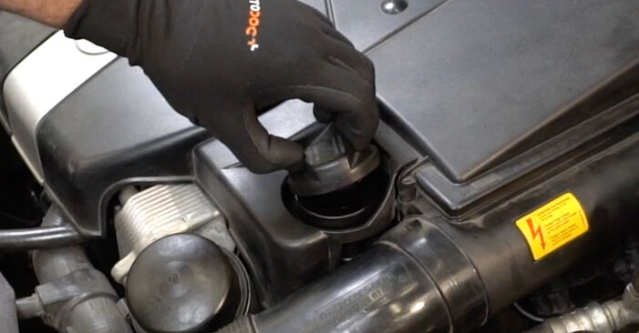 Wymiana Filtr oleju Mercedes A209 CLK 200 1.8 Kompressor (209.442) 2003 - darmowe instrukcje PDF i wideo
