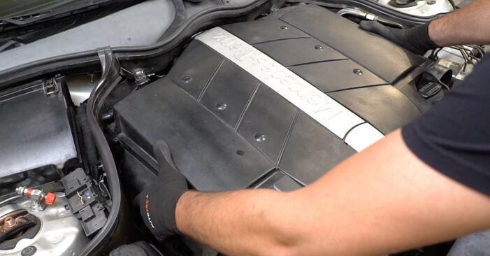 Wie schmierig ist es, selber zu reparieren: Zündkerzen beim Mercedes A124 Cabrio 300 CE-24 3.0 (124.061) 1991 wechseln – Downloaden Sie sich Bildanleitungen