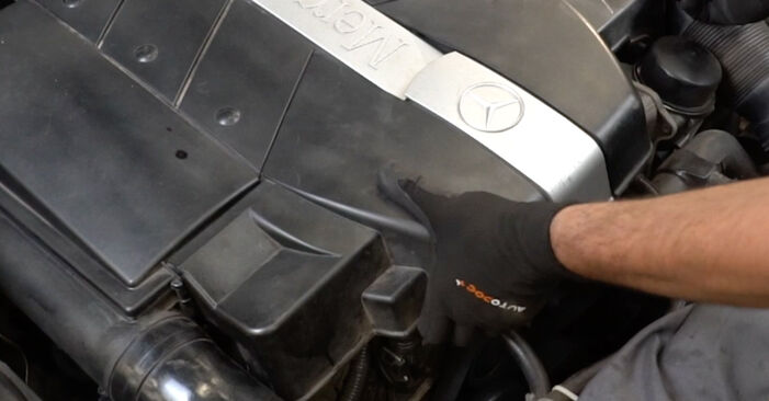 Cómo cambiar Bujía de Encendido en un Mercedes A124 Cabrio 1991 - Manuales en PDF y en video gratuitos