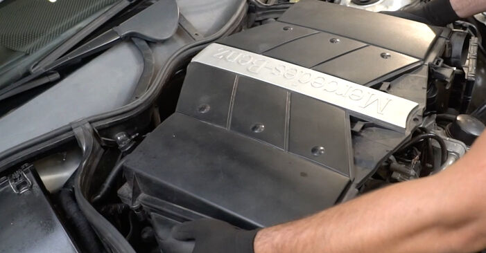 Tauschen Sie Zündkerzen beim MERCEDES-BENZ W124 Cabrio (A124) 320 CE (124.066) 1991 selbst aus