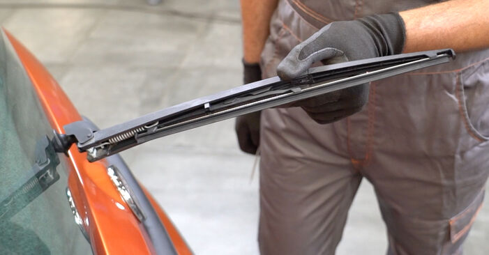 Πώς να αντικαταστήσετε FIAT PANDA Μάκτρο καθαριστήρα - εγχειρίδια βήμα προς βήμα και οδηγοί βίντεο