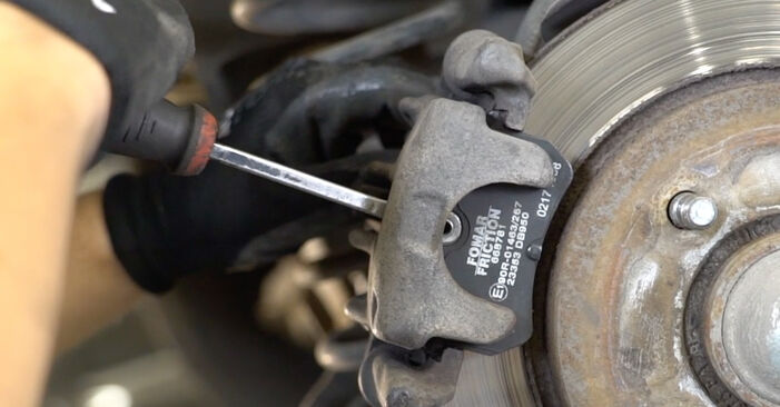 Wie kompliziert ist es, selbst zu reparieren: Bremsscheiben am Ford Focus mk1 Limousine 2.0 2005 ersetzen – Laden Sie sich illustrierte Wegleitungen herunter