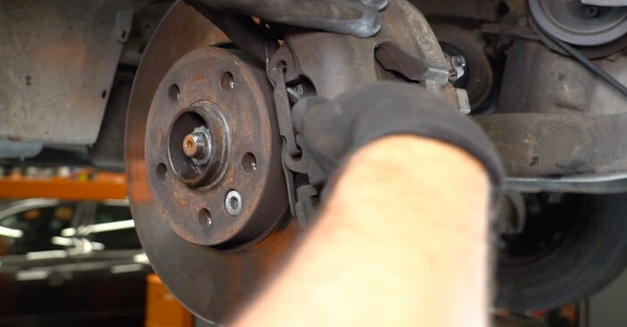 VW T5 Pritsche 2.5 TDI 2009 Bremsbeläge wechseln: wie schwer ist es, selbst zu reparieren - Downloaden Sie sich illustrierte Anleitungen