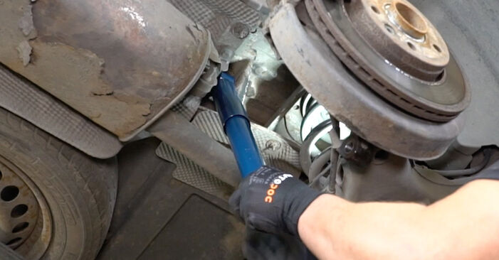 Reemplace Amortiguadores en un VW T5 Camión de plataforma 2013 2.5 TDI usted mismo