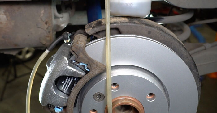 Wie kompliziert ist es, selbst zu reparieren: Bremssattel am VW T5 Pritsche 2.5 TDI 2009 ersetzen – Laden Sie sich illustrierte Wegleitungen herunter