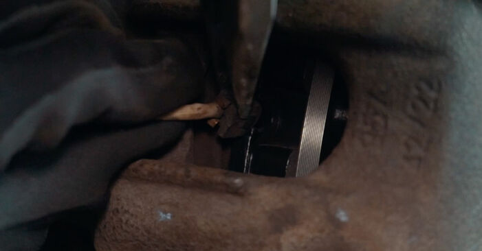 Wie kompliziert ist es, selbst zu reparieren: Bremsbeläge am BMW E31 840 i 1996 ersetzen – Laden Sie sich illustrierte Wegleitungen herunter