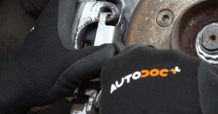 Wie kompliziert ist es, selbst zu reparieren: Bremsbeläge am BMW Z1 E30 2.5 1990 ersetzen – Laden Sie sich illustrierte Wegleitungen herunter