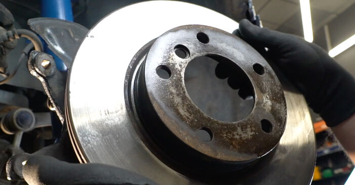 BMW Z3 1.9 i Wheel Bearing replacement: online guides and video tutorials