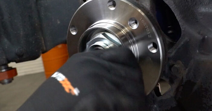 Changing Wheel Bearing on BMW Z4 Coupe (E86) 2.5 i 2009 by yourself