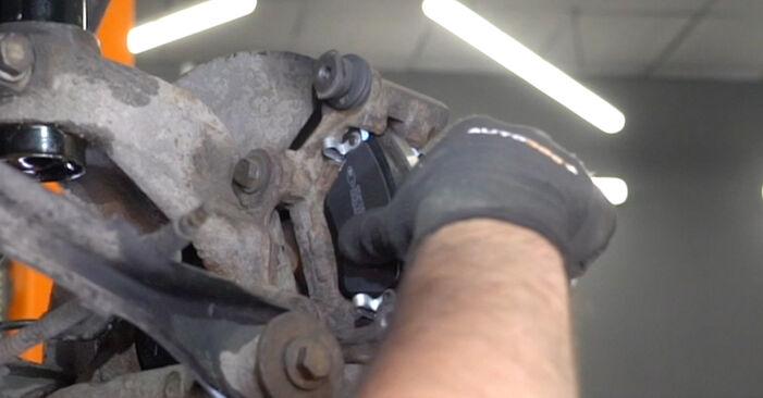 Wie schmierig ist es, selber zu reparieren: Bremsscheiben beim Ford Mondeo Mk3 ST220 3.0 2006 wechseln – Downloaden Sie sich Bildanleitungen
