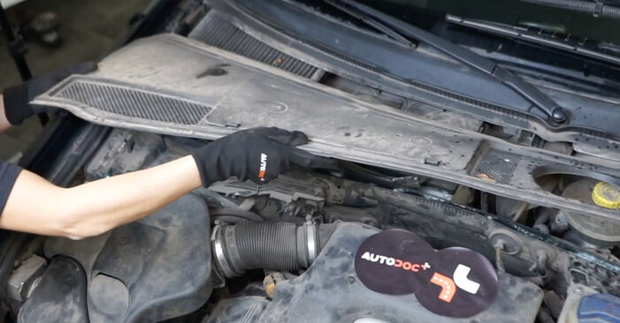 How to replace AUDI A6 Avant (4A5, C4) 2.5 TDI quattro 1995 Pollen Filter - step-by-step manuals and video guides