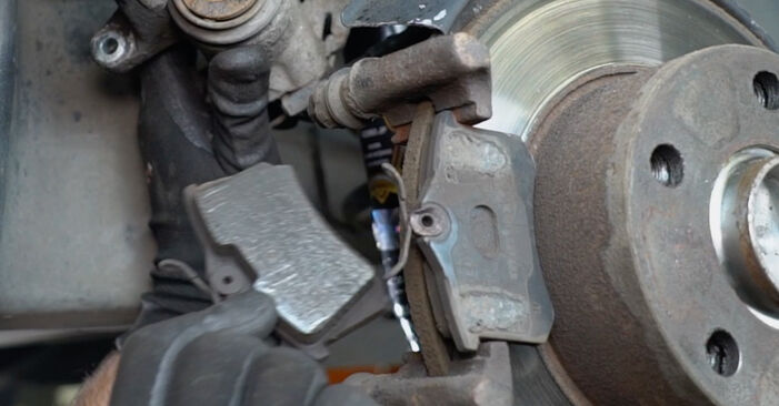 Wie kompliziert ist es, selbst zu reparieren: Radlager am Audi A6 C5 2.4 2003 ersetzen – Laden Sie sich illustrierte Wegleitungen herunter
