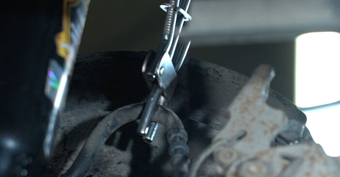 Wie kompliziert ist es, selbst zu reparieren: Bremssattel am Passat 3BG Limousine 2.5 TDI 2000 ersetzen – Laden Sie sich illustrierte Wegleitungen herunter