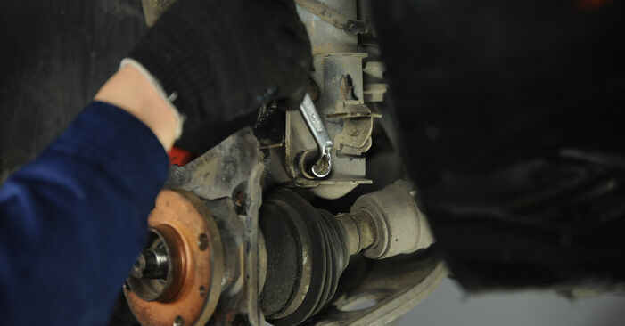 Wie schmierig ist es, selber zu reparieren: Radlager beim Fiat Barchetta 183 1.8 16V 2001 wechseln – Downloaden Sie sich Bildanleitungen