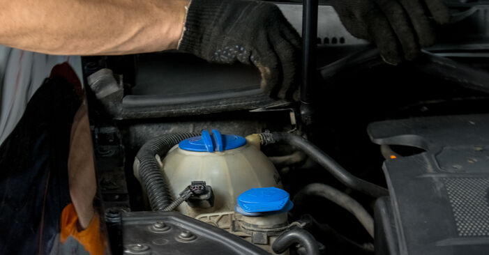 Hoe VW Passat Sedan (362) 2.0 TDI 2011 Veerpootlager vervangen – stapsgewijze handleidingen en videogidsen