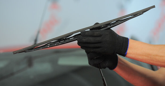 Sustitución de Escobillas de Limpiaparabrisas en un Ford Focus Mk3 Familiar 1.5 TDCi 2012: manuales de taller gratuitos