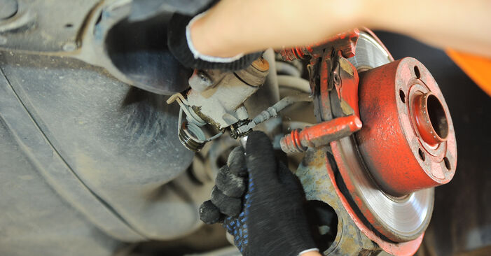 Wie kompliziert ist es, selbst zu reparieren: Bremssattel am VW Polo Classic 6kv 1.6 2001 ersetzen – Laden Sie sich illustrierte Wegleitungen herunter