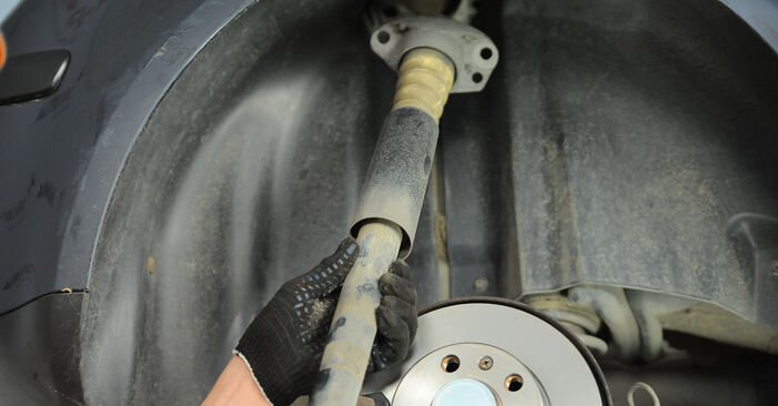 Hvordan skifte VW SPACEFOX 2013 Fjærbenslager trinn–for–trinn veiledning