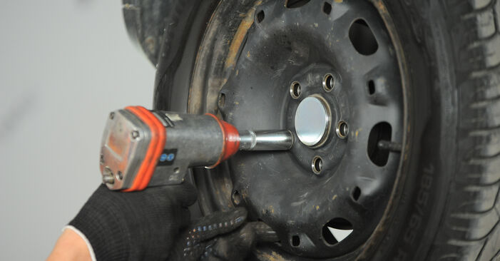 Sustitución de Copelas Del Amortiguador en un VW POLO VIVO Hatchback 1.6 16V 2012: manuales de taller gratuitos